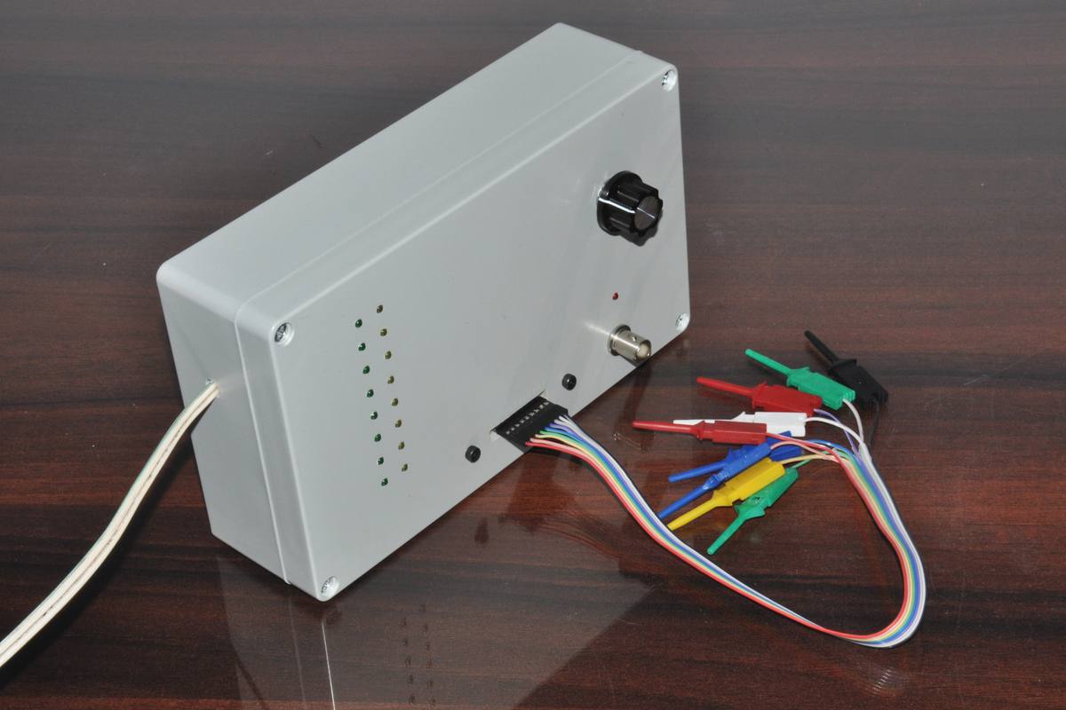 Vicekanalova logicka sonda a pulzni generator na pracovnim stole