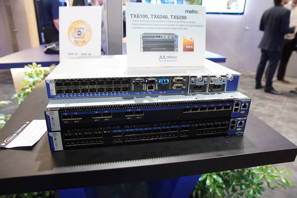 Dva síťové přepínače Mellanox MetroX na výstavním stánku