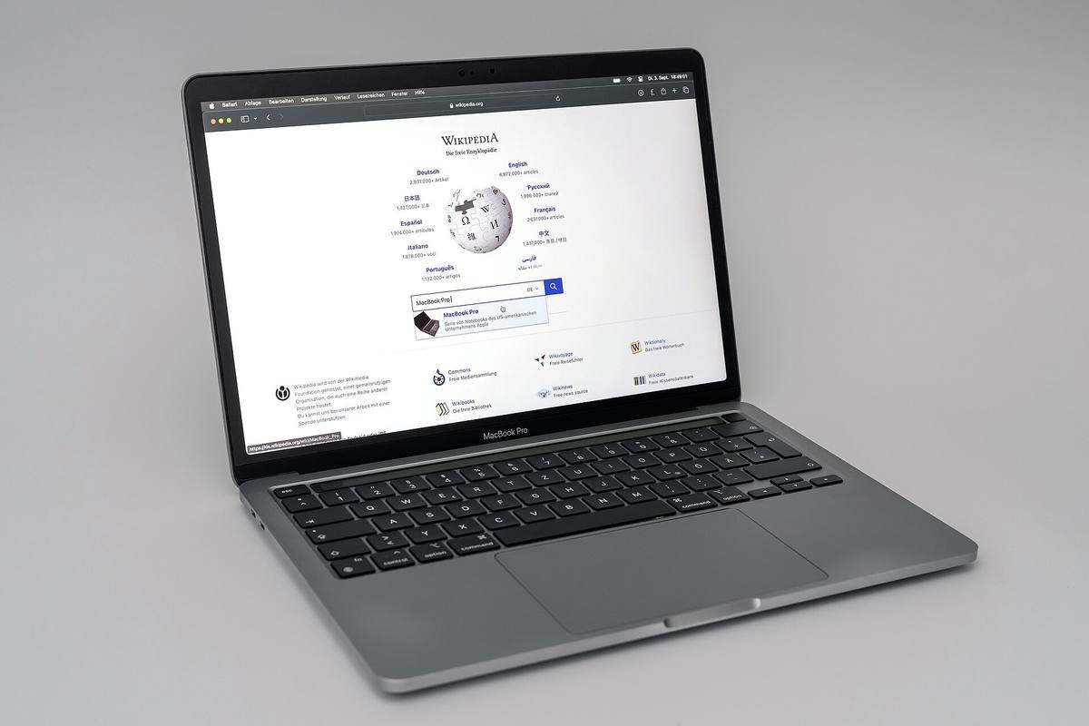 Notebook MacBook Pro s čipem M1 otevřený na stole