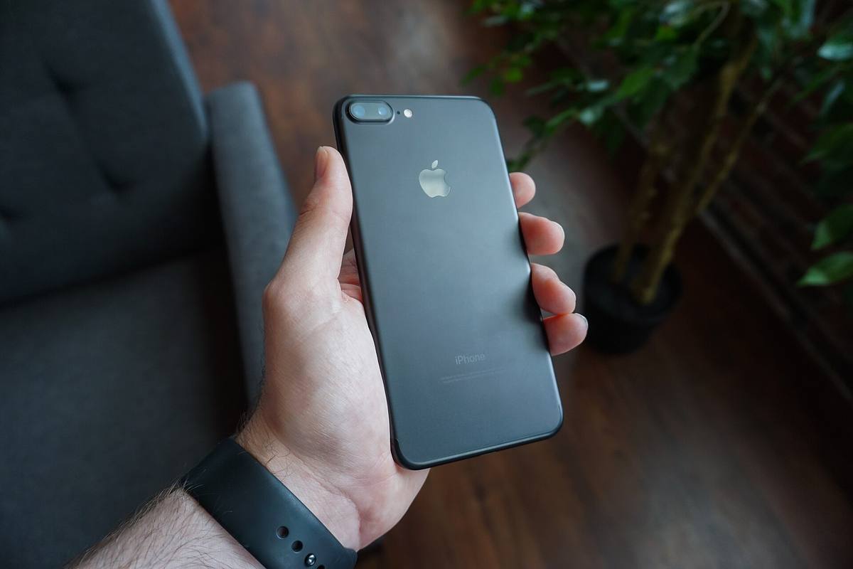 Ruka drzici cerny chytry telefon