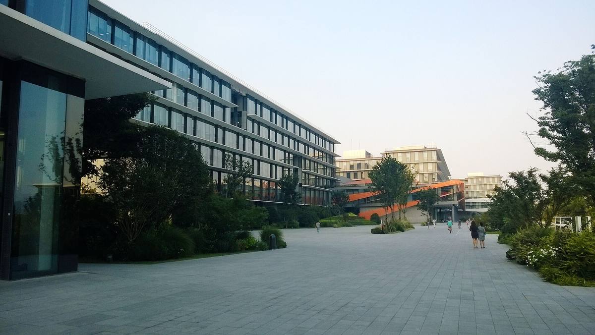Budovy kampusu Alibaba Xixi Park v čínském městě Chang-čou