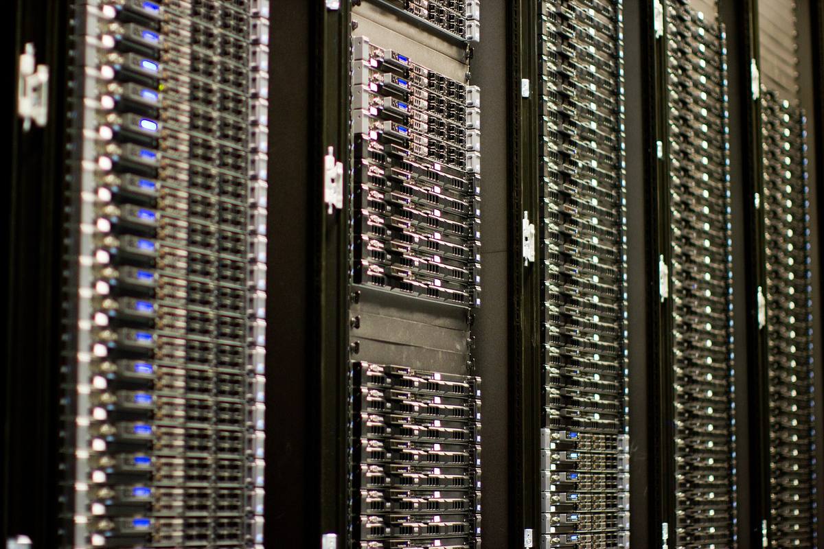 Řady serverů v datovém centru Wikimedia Foundation