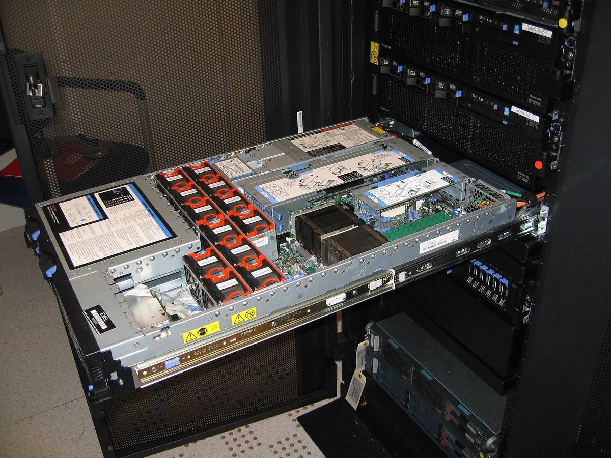 Ruka zasouvá paměťový modul do patice serverové základní desky