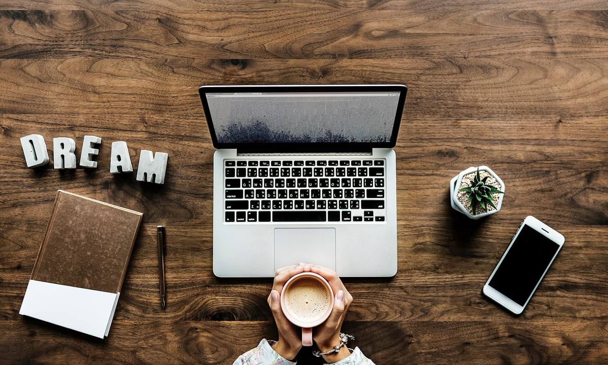 MacBook Pro na pracovním stole
