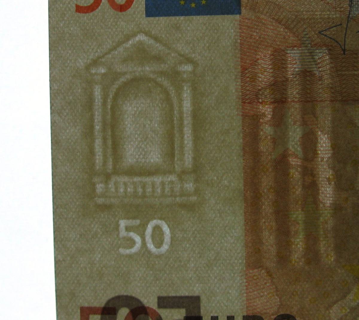 Bankovka padesát eur proti světlu s viditelným vodoznakem