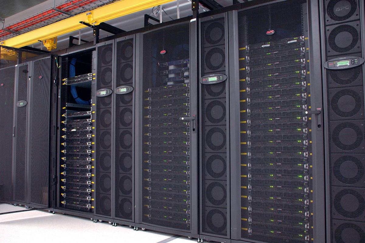 Serverová skříň GPU clusteru s kabeláží a výpočetními uzly
