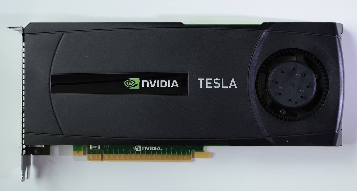 Výpočetní karta Nvidia Tesla M2075 na bílém pozadí