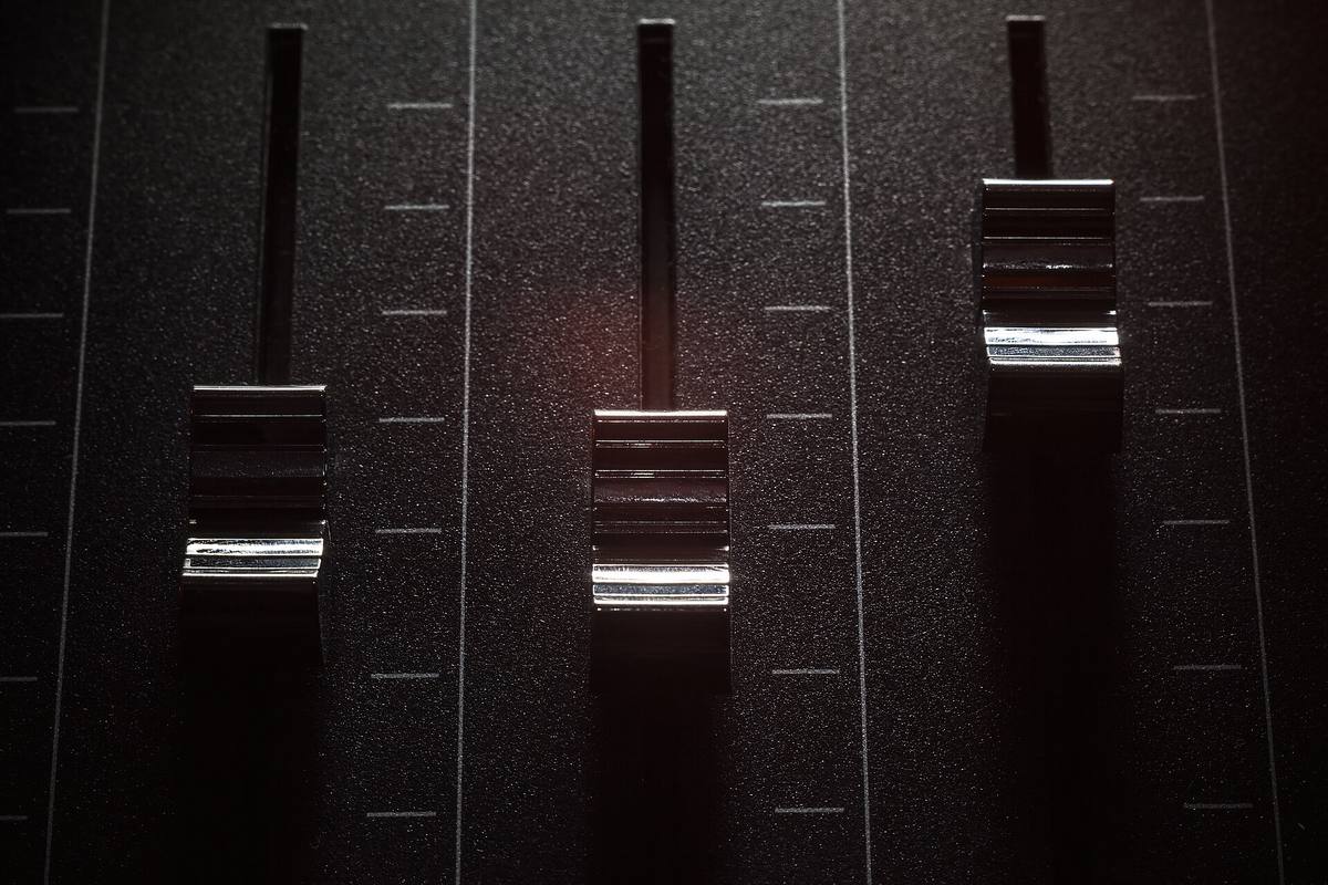 Tahové potenciometry mixážního pultu v detailu