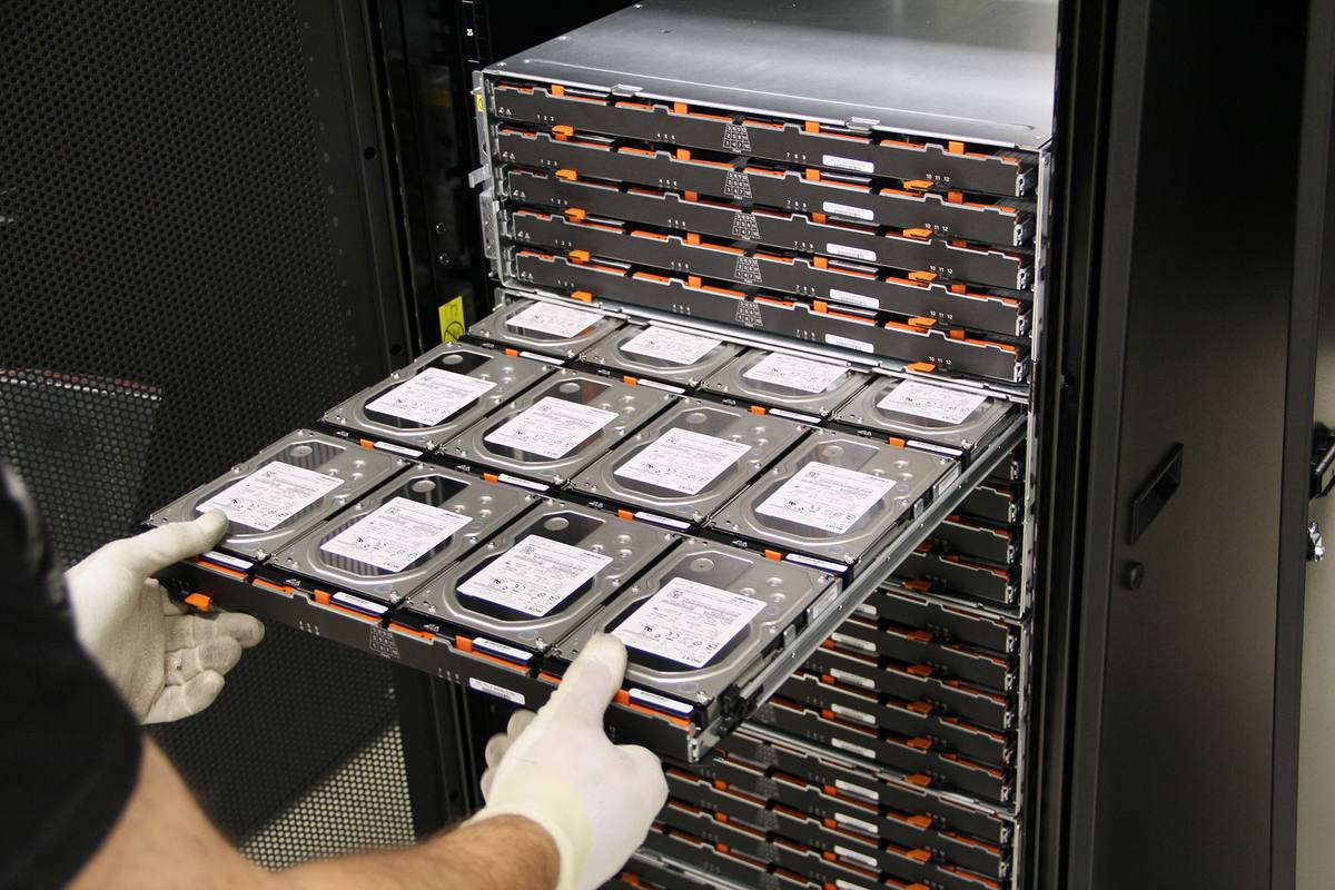 Diskové úložiště IBM se zásuvkami pro pevné disky