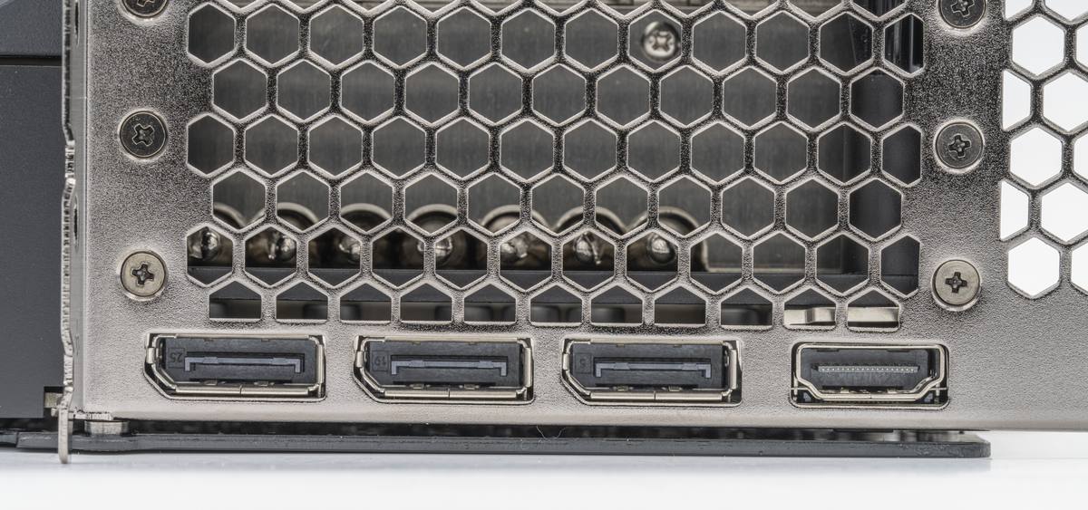 Grafická karta GeForce RTX 5090 nafocená zblízka na tmavém pozadí