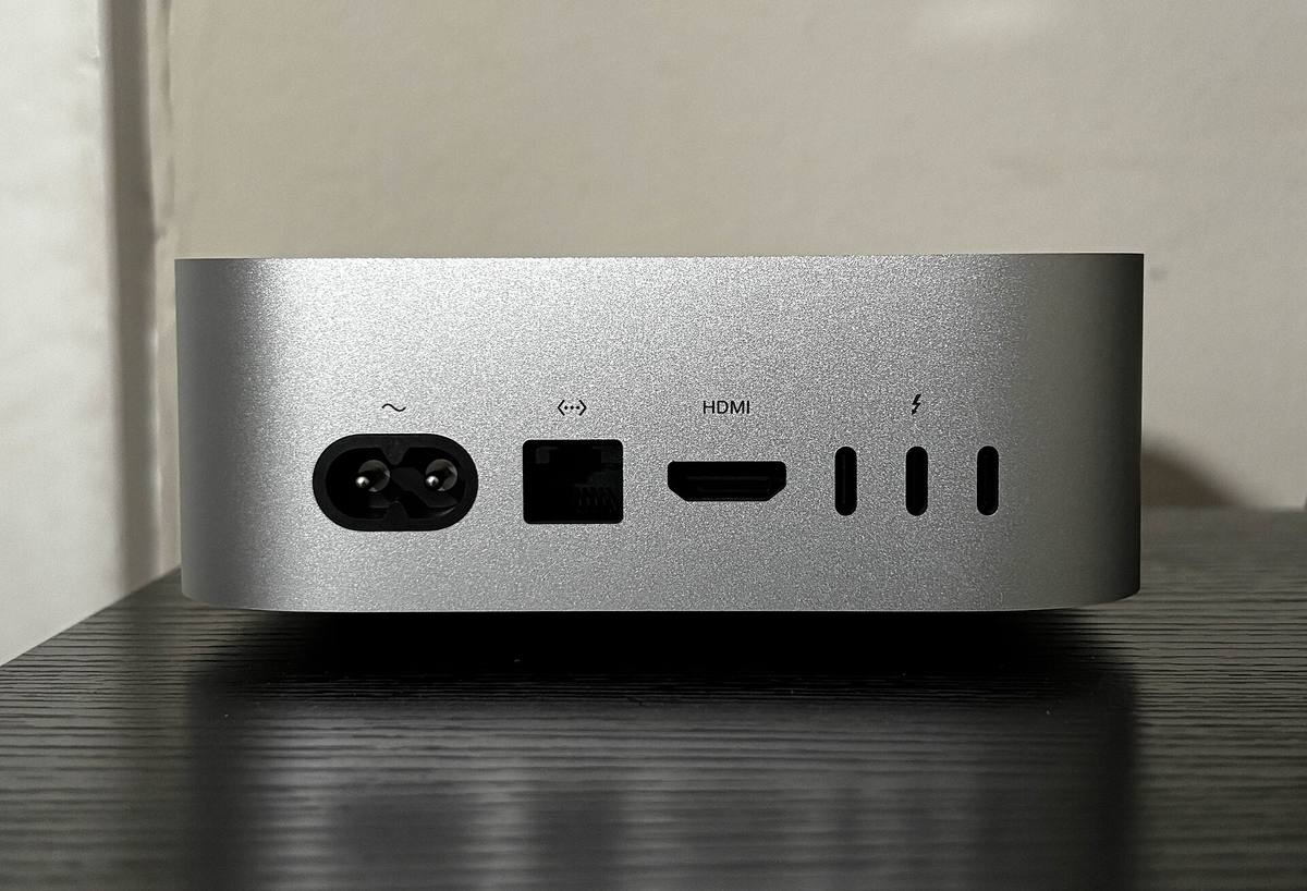 Zadní strana Mac mini s čipem M4 s viditelnými porty