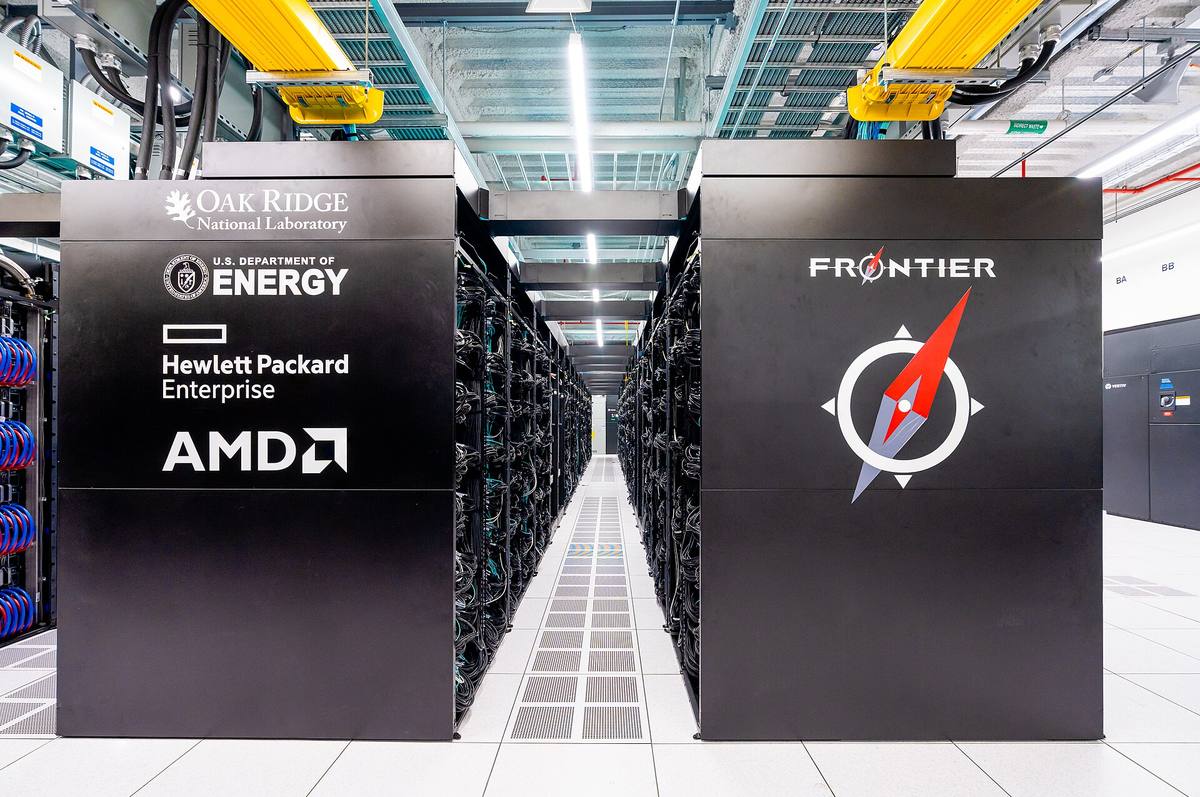 Řady skříní superpočítače Frontier v sále laboratoře v Oak Ridge