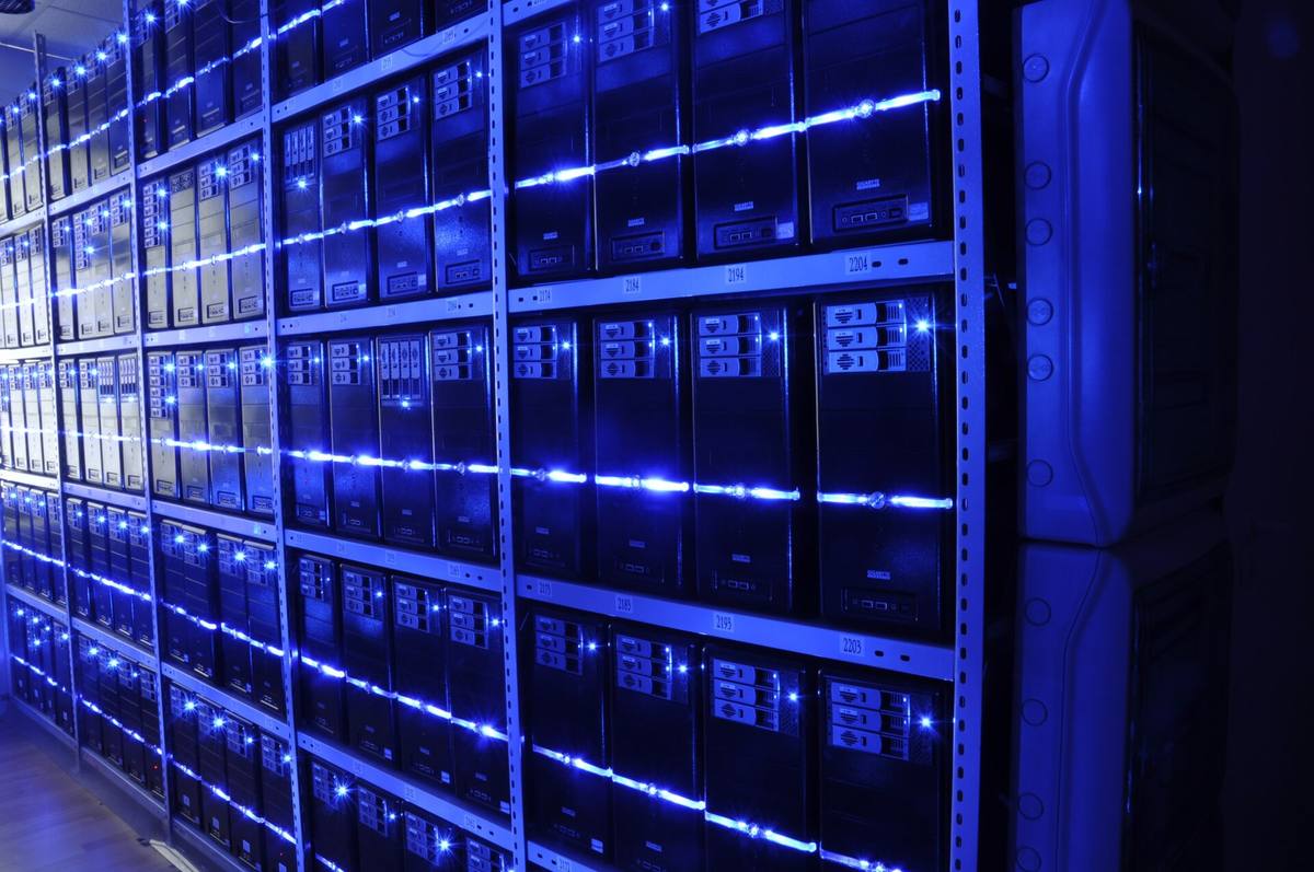 Serverová skříň s výpočetními racky v datovém centru