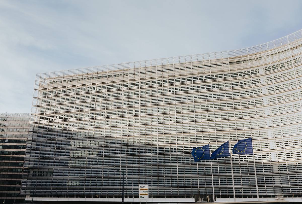 Budova Berlaymont v Bruselu s vlajkami Evropské unie