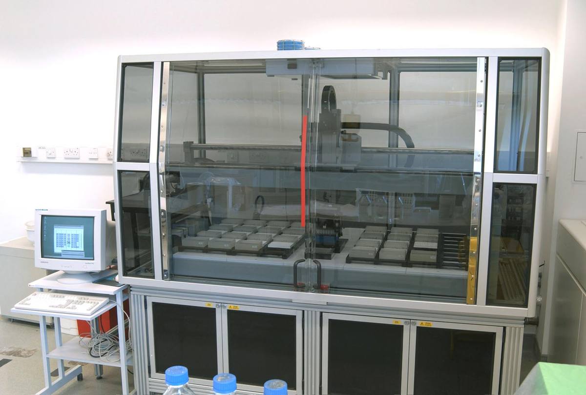 Robot pro přípravu vzorků DNA v laboratoři