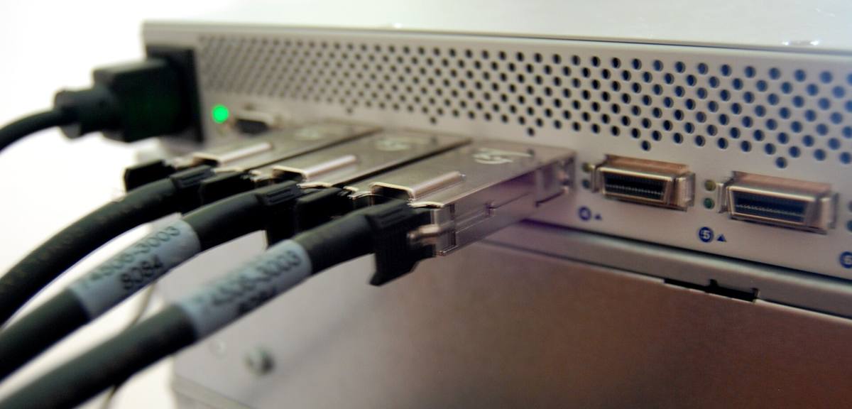 Kabely zapojené do portů přepínače InfiniBand