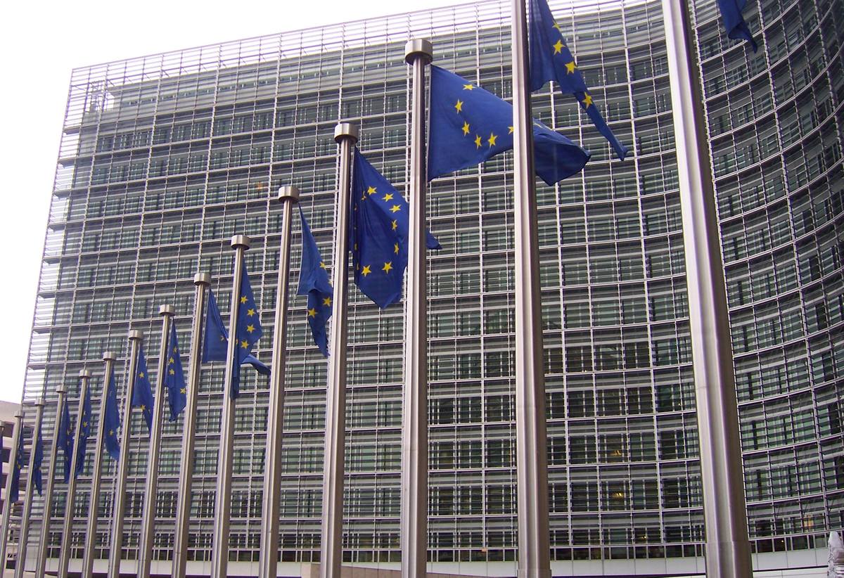 Vlajky Evropské unie před sídlem Evropské komise v Bruselu