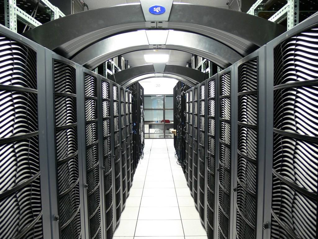 Řady serverových skříní v datovém centru