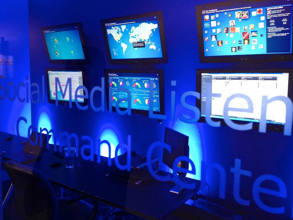 Stěna monitorů v monitorovacím centru sociálních médií