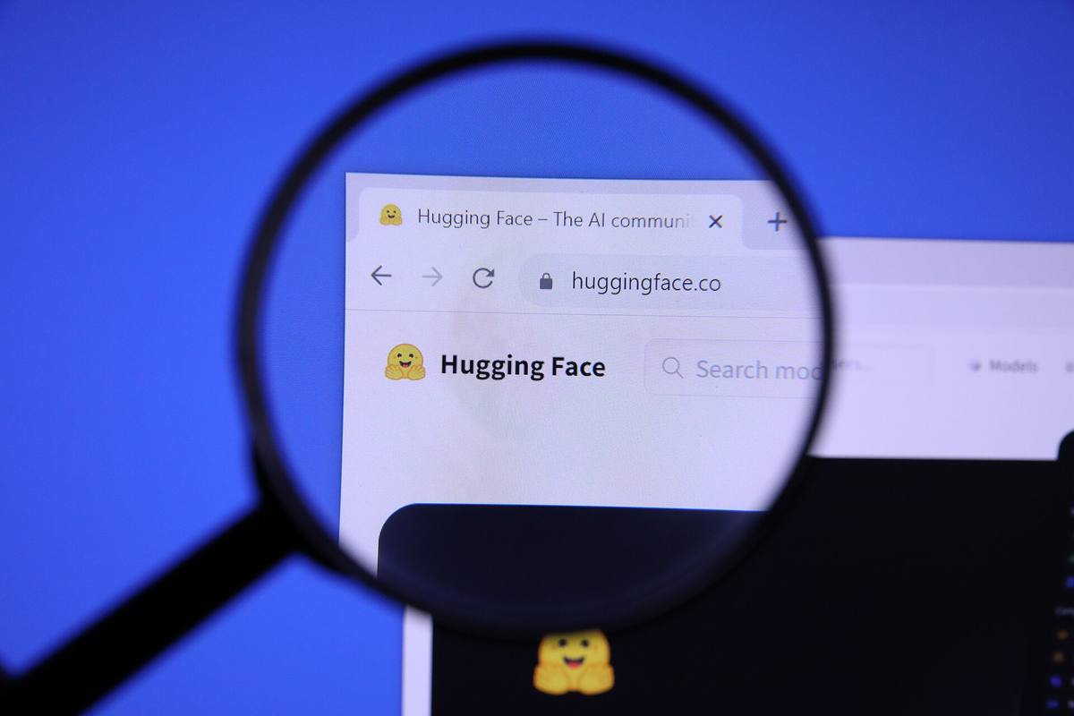 Úvodní stránka webu Hugging Face zvětšená lupou na logo