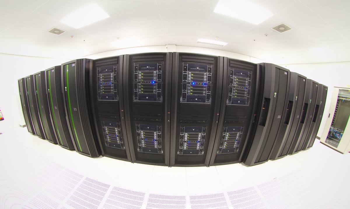 Řady skříní superpočítače Huygens v serverovém sále