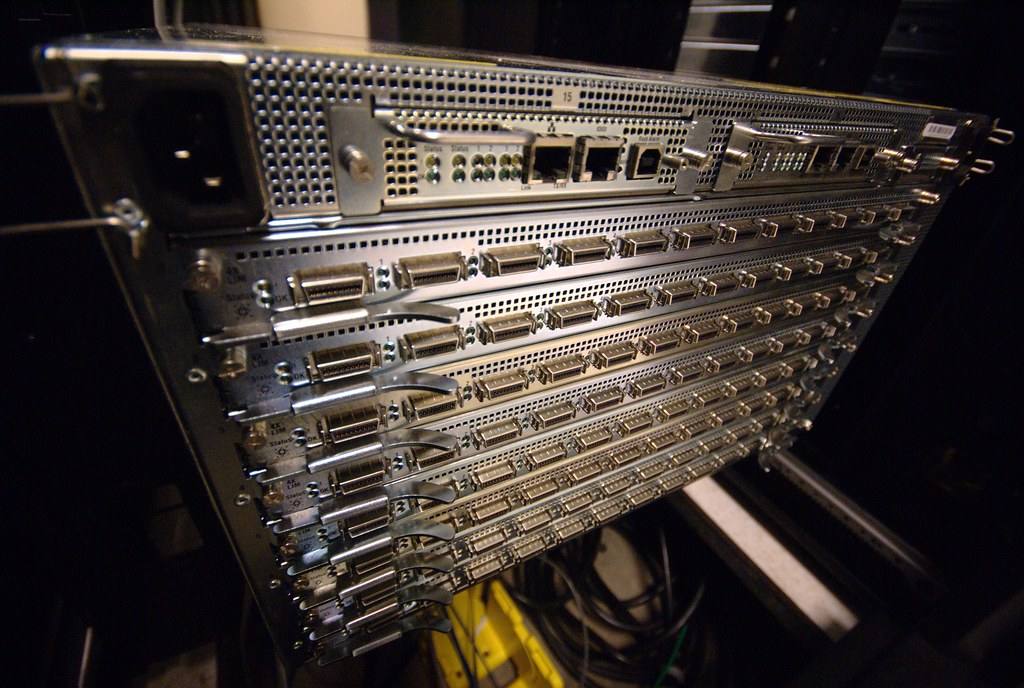 Jádrový přepínač InfiniBand ve stojanu, ze kterého vede svazek kabelů k jednotlivým uzlům