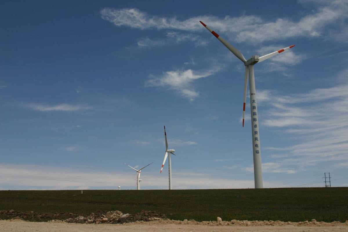 Větrné elektrárny na travnaté planině ve Vnitřním Mongolsku