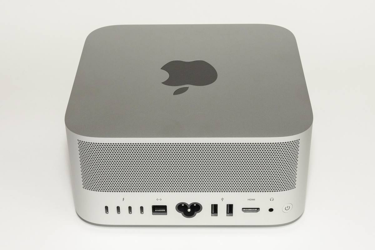Zadní strana počítače Mac Studio