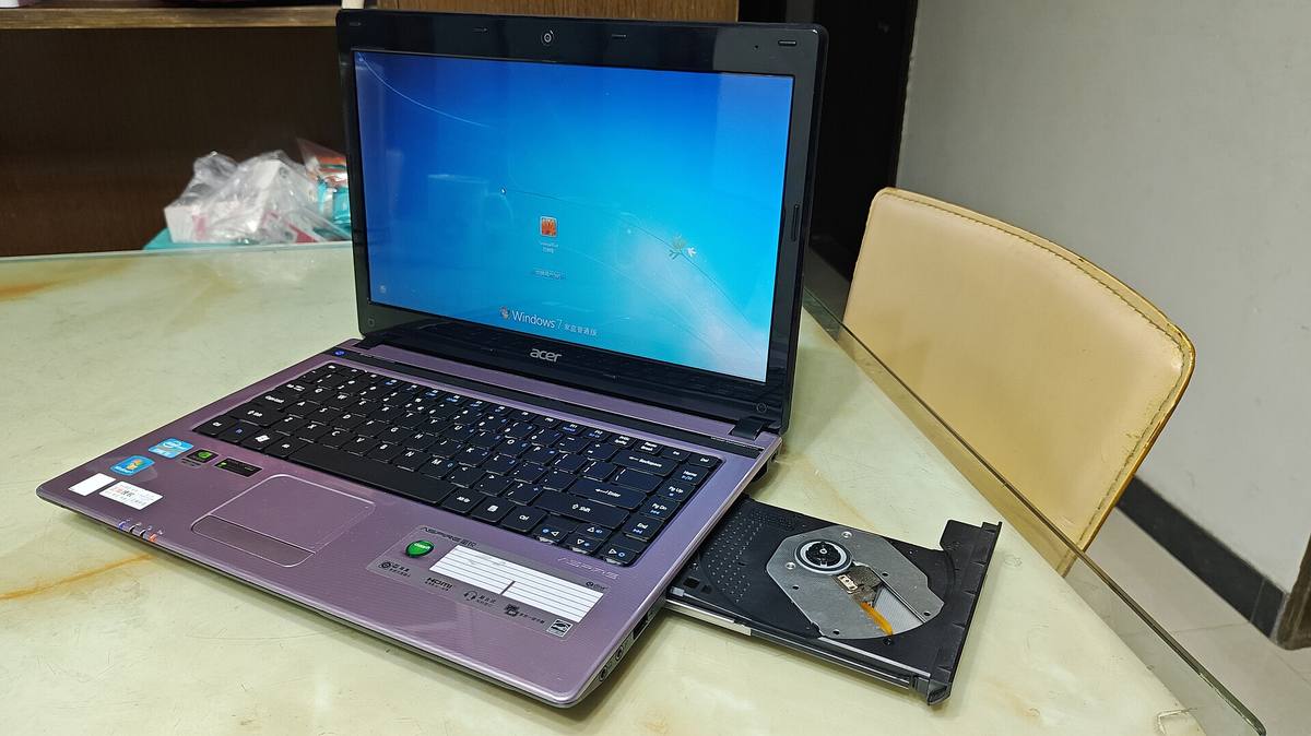 Notebook s přihlašovací obrazovkou