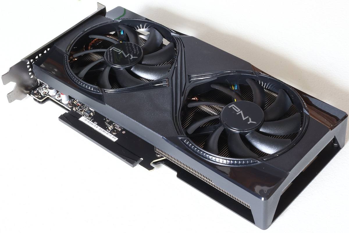 Grafická karta Nvidia GeForce RTX 5060 Ti od PNY, pohled zepředu