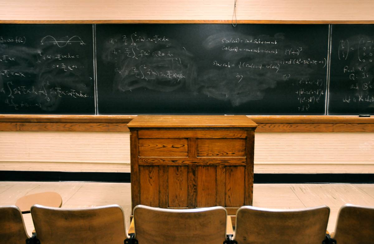 Tabule s matematickými vzorci v učebně