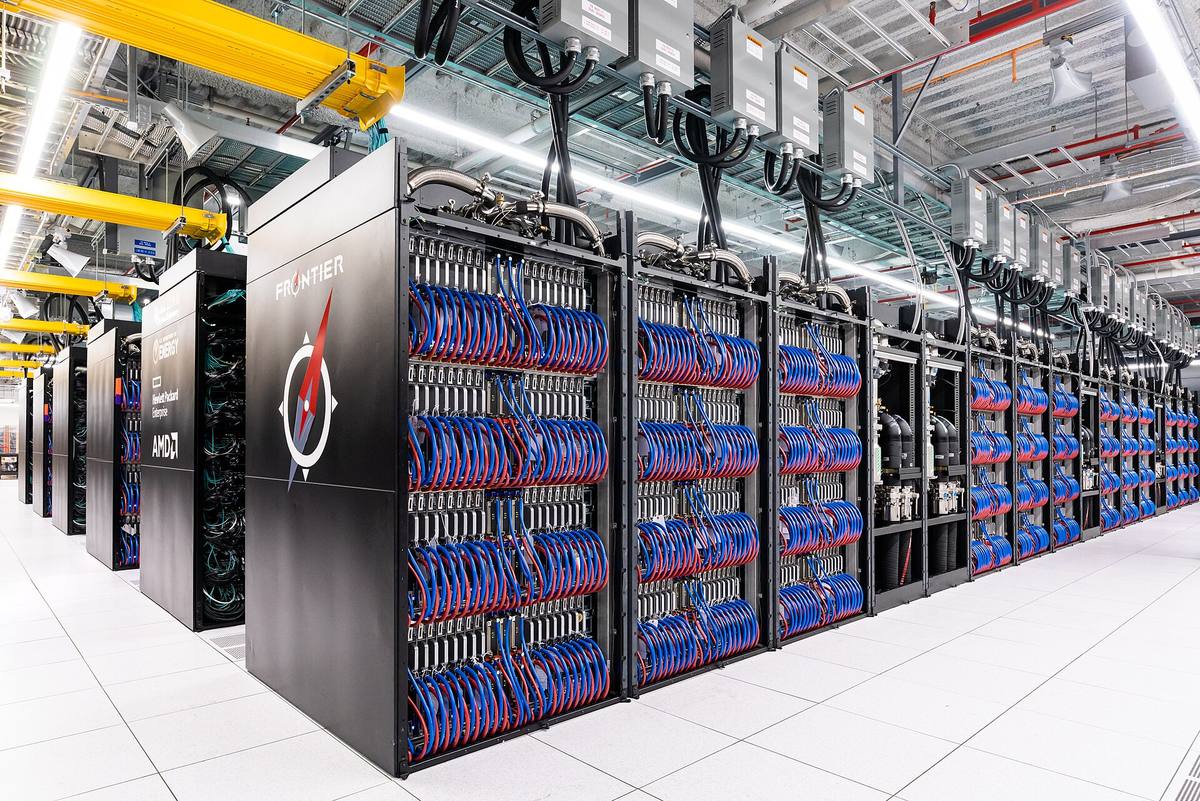 Řady stojanů superpočítače Frontier v Oak Ridge National Laboratory