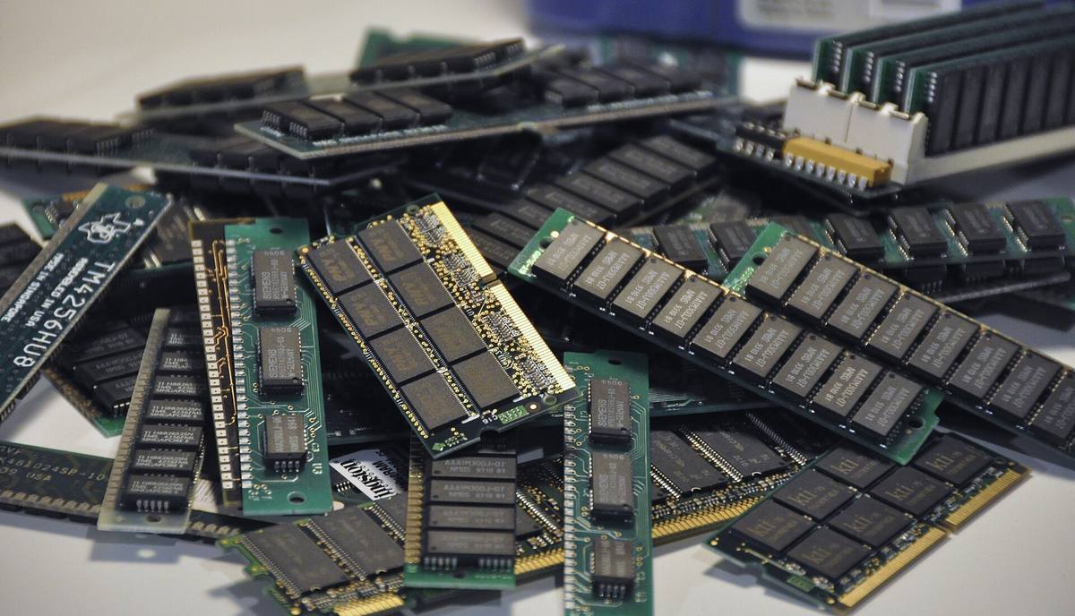 Hromada starších paměťových modulů SIMM a DIMM