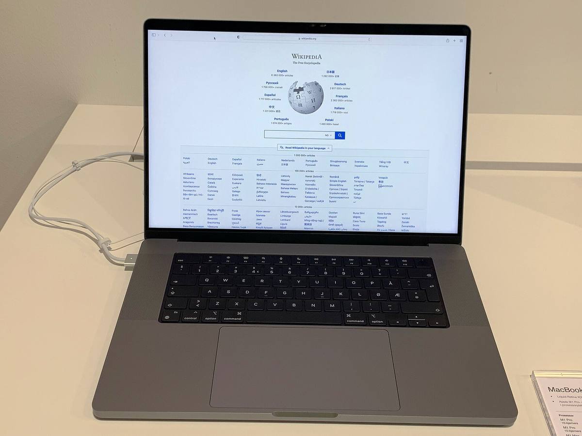Otevřený notebook MacBook Pro 16 s čipem M1 Pro na stole