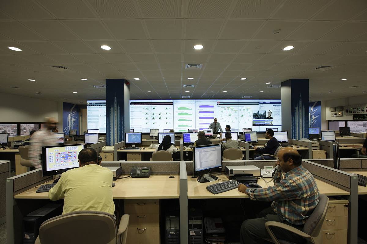 Pracovníci v síťovém operačním centru před řadou monitorů