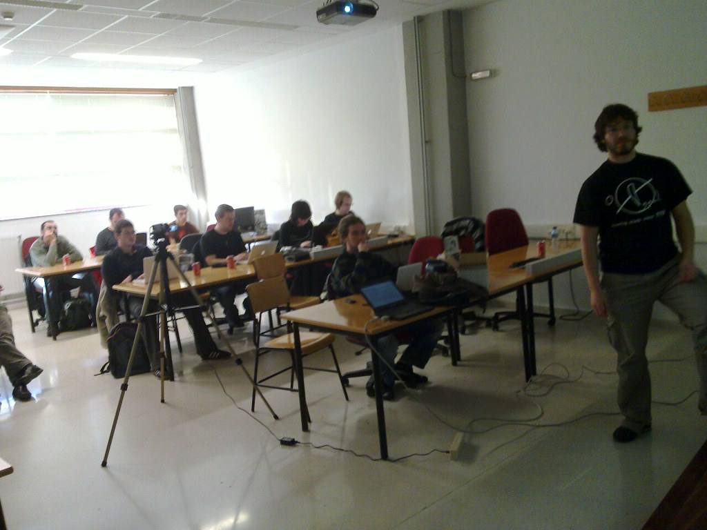 Učebna s účastníky workshopu o Gitu a jejich notebooky
