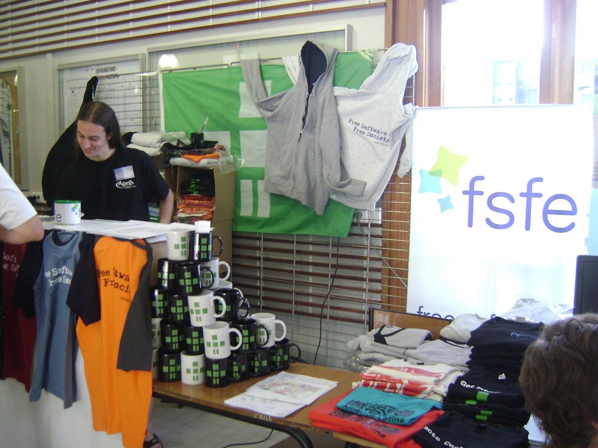 Stánek Free Software Foundation Europe s letáky a nálepkami