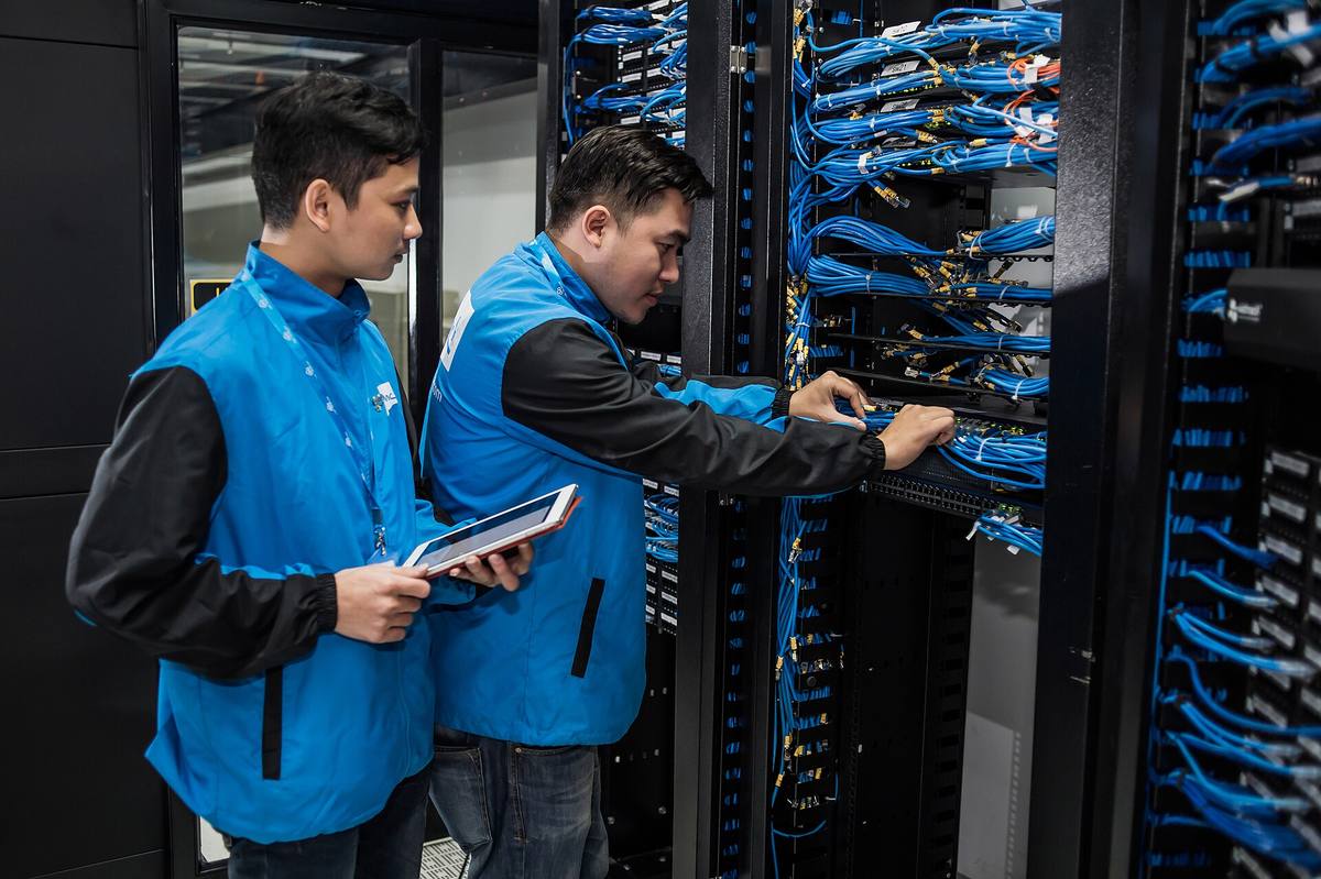 Sál datového centra s řadami serverových skříní