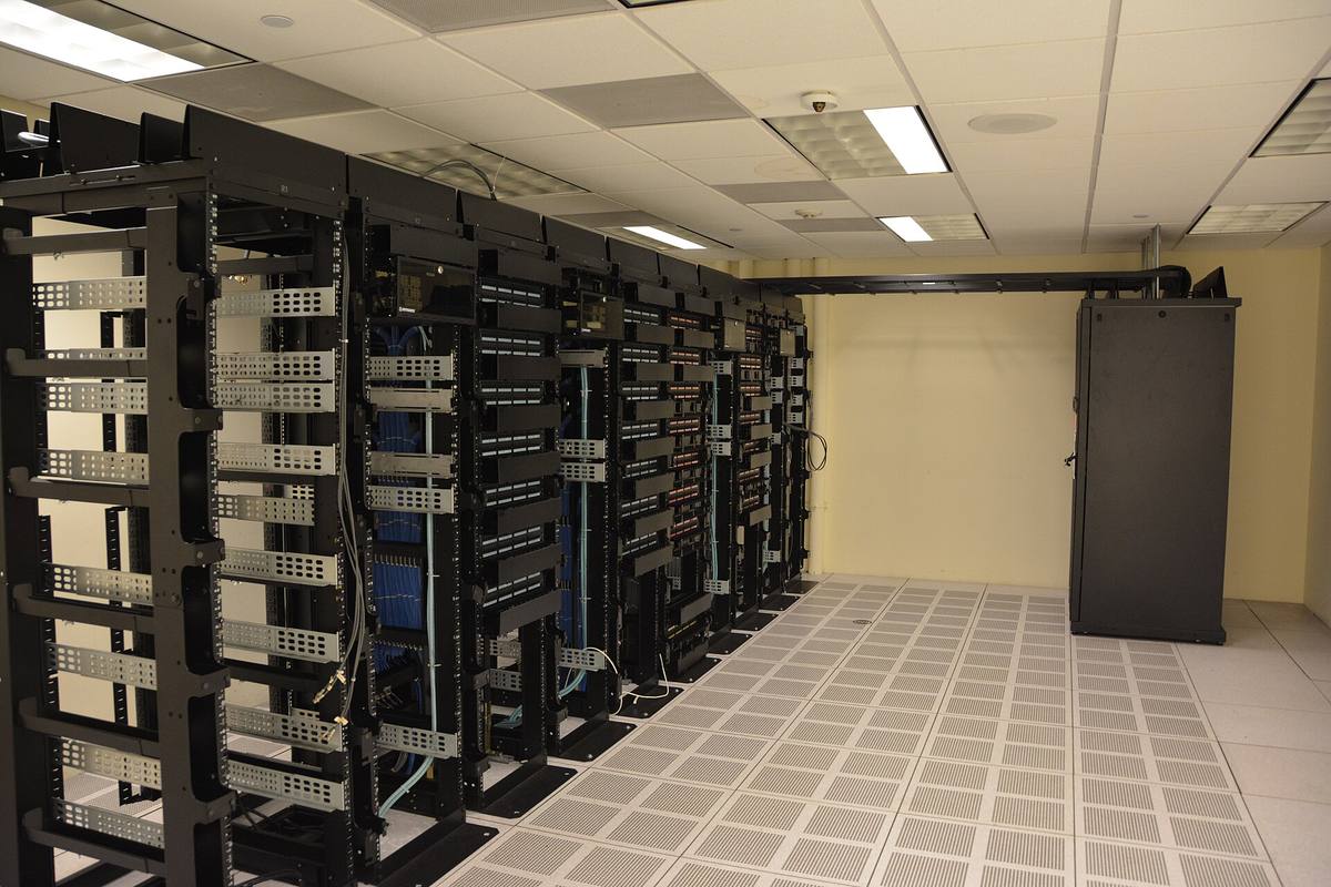 Řady serverových skříní v datovém centru