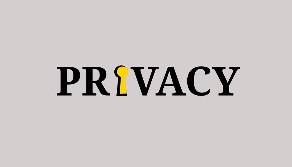 Nápis Privacy, v němž písmeno I nahrazuje žlutá klíčová dírka