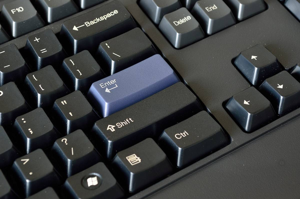 Detail černé klávesnice se zaostřením na klávese Enter