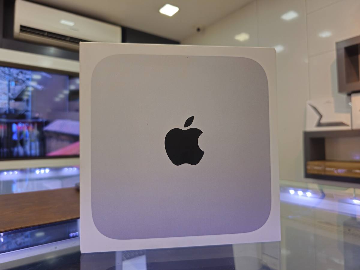 Mac mini na pultu prodejny