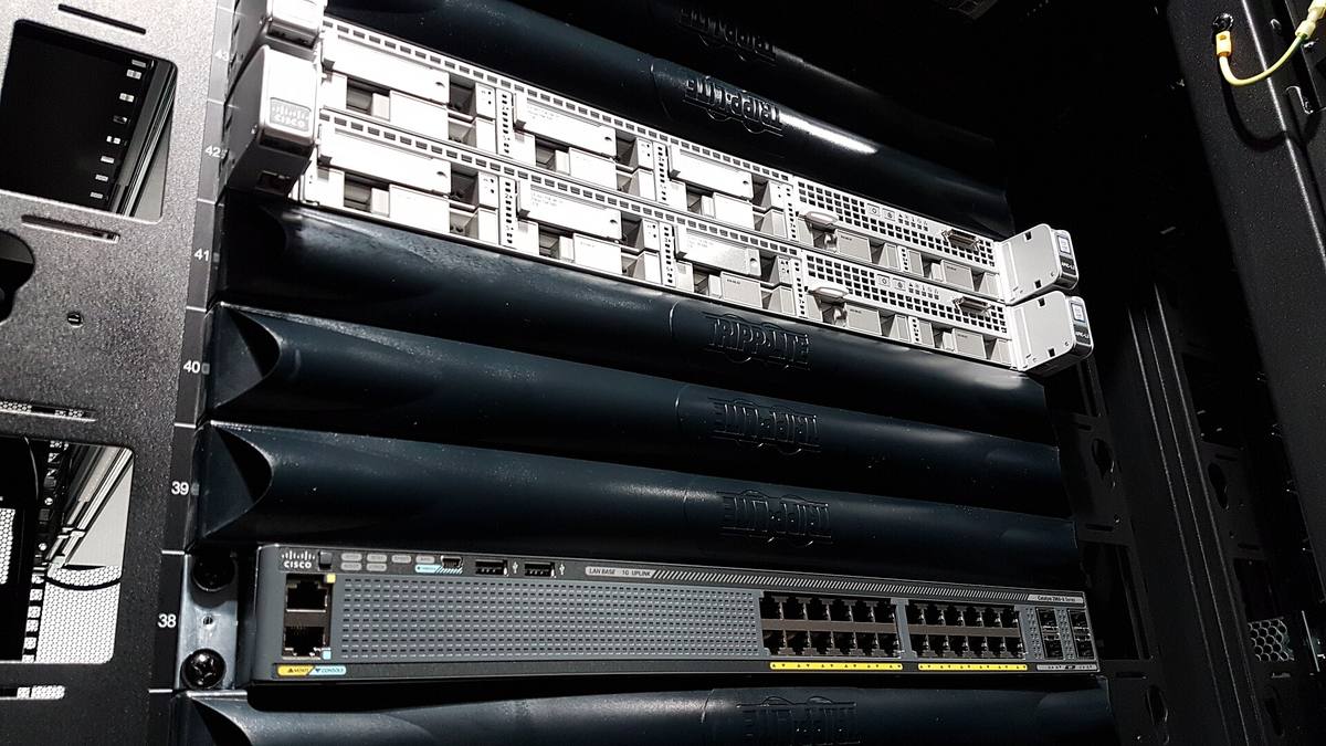 Síťový přepínač a optické moduly v serverovém stojanu