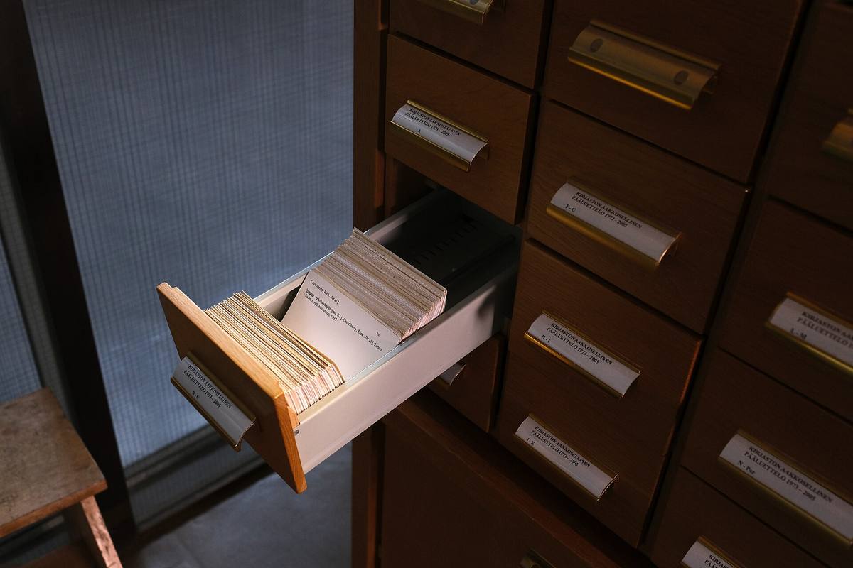 Kartotéční skříň v katalogové místnosti finského Národního archivu